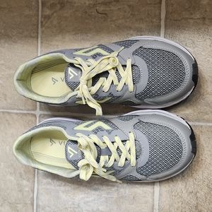 9.5 Vionic tennis shoes like new
